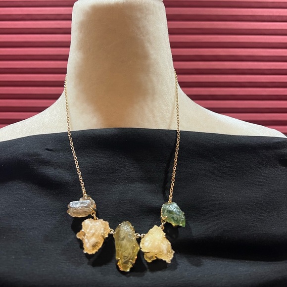 Elegant Gold and Green Stone Necklace - Picture 2 of 3